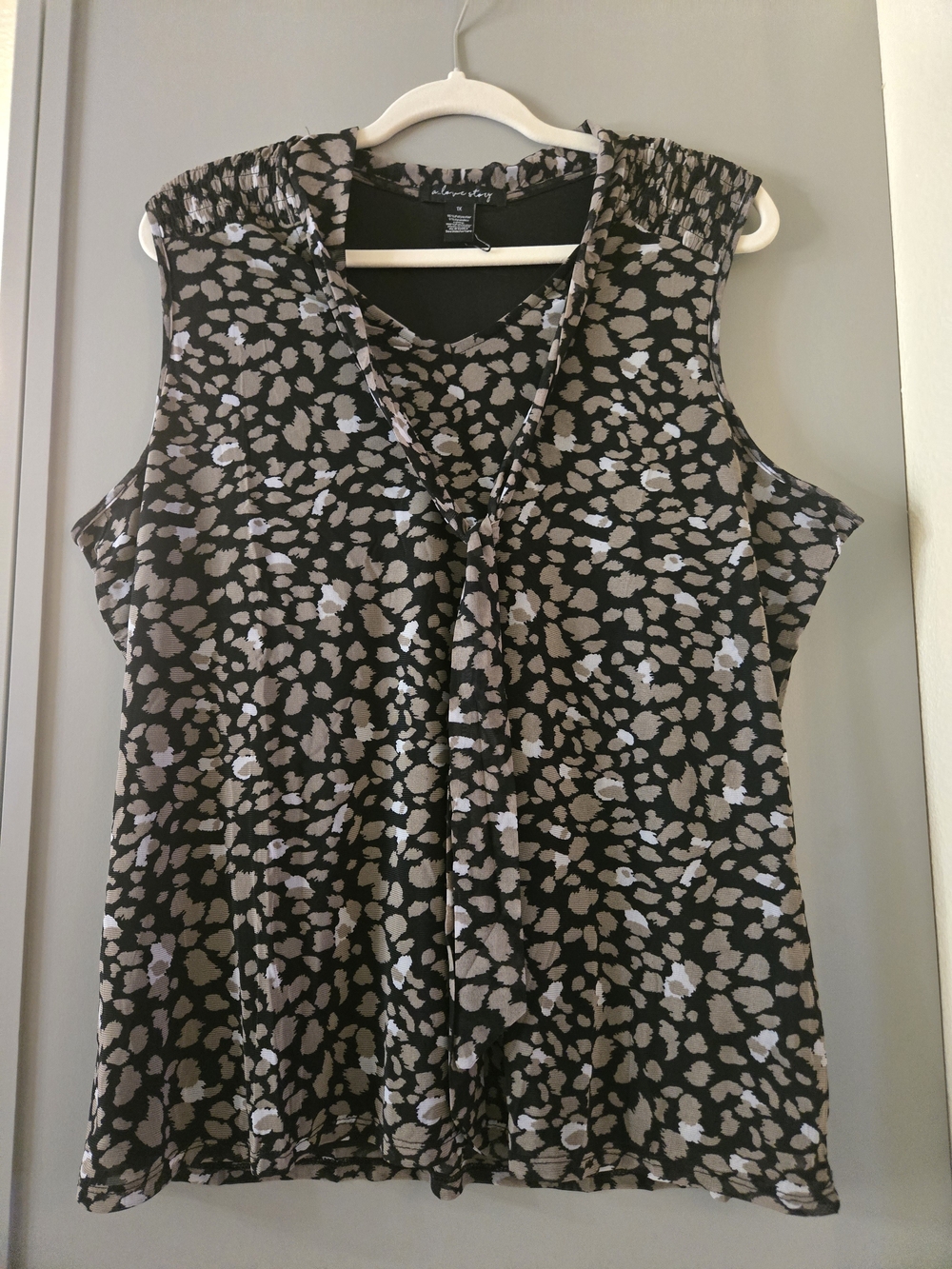 Sleeveless Printed V-Neck Camisole in Black and Taupe